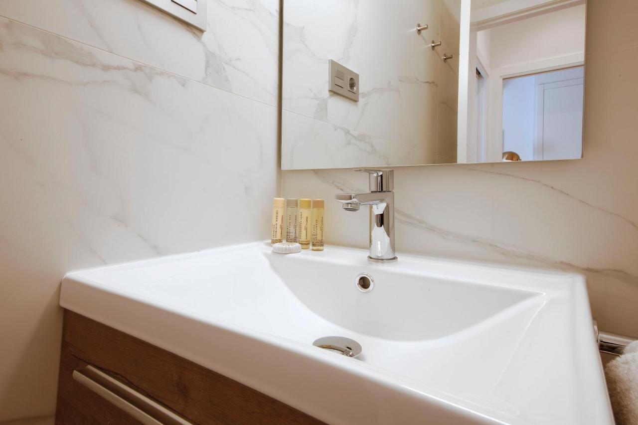 Tirso Suite Madrid Exterior foto